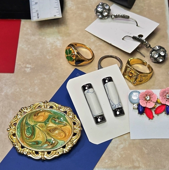 Vintage Gold Tone and Green Enamel Artwork  Swirl Brooch - Picture 7 of 17